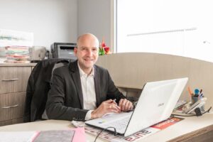 conseiller funeraire dans son bureau