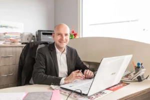 Conseiller funéraire à son bureau travaillant sur un ordinateur portable