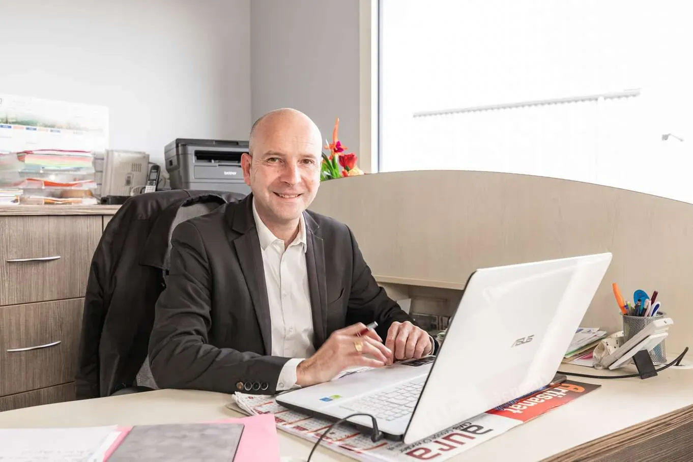 Conseiller funéraire à son bureau travaillant sur un ordinateur portable