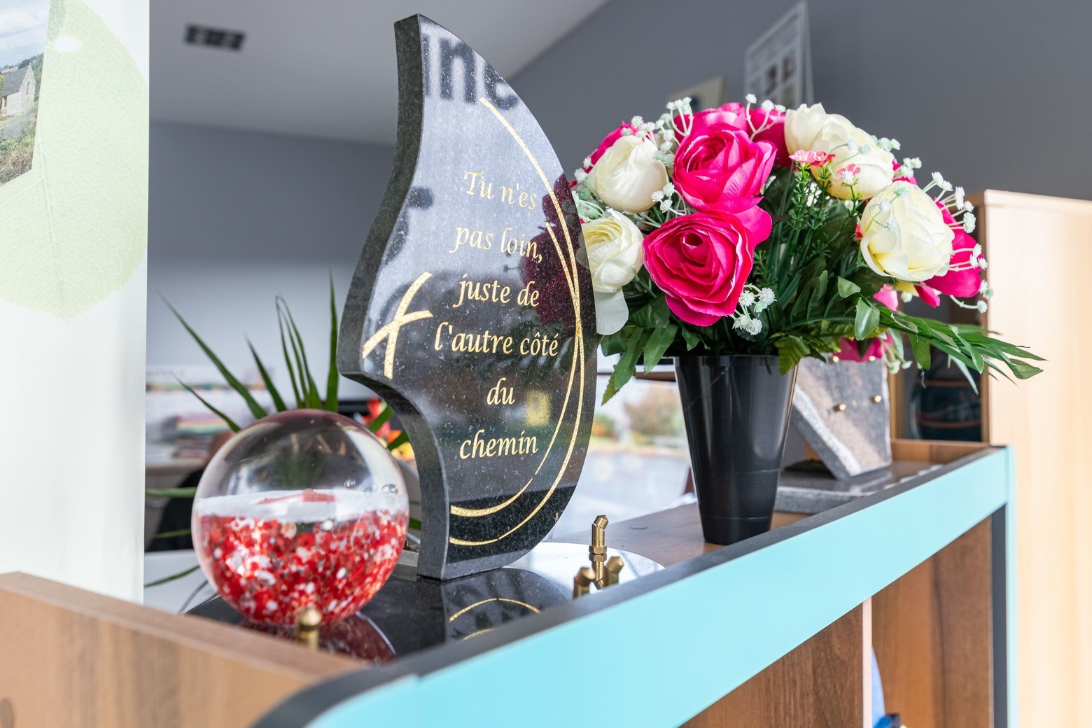 bouquet de fleurs et plaque