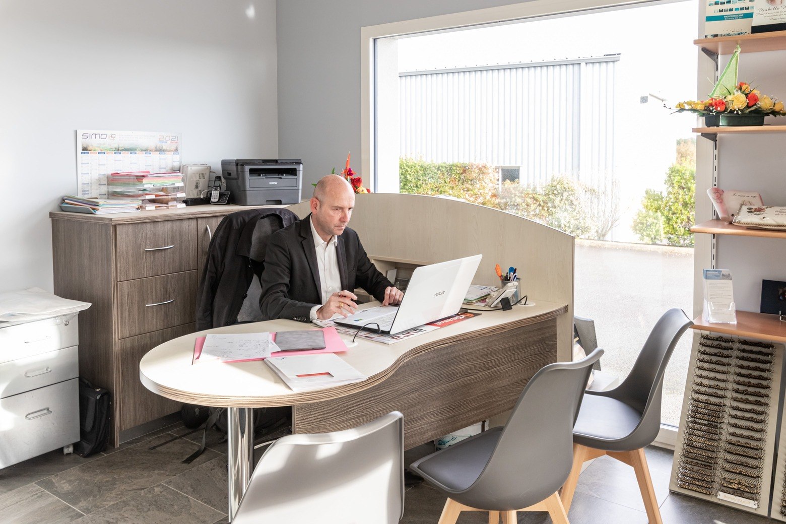 conseiller funeraire dans son bureau