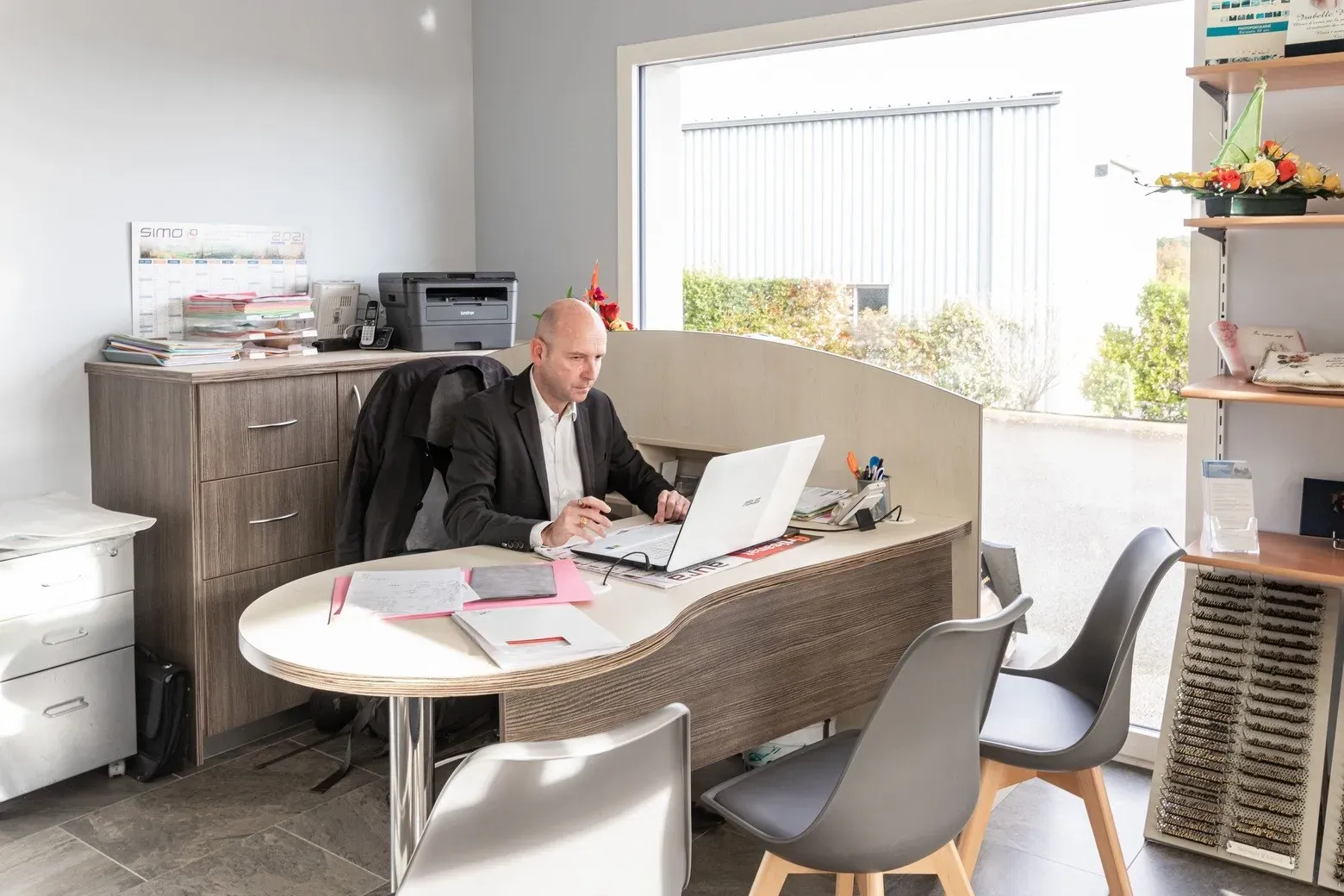 Conseiller funéraire travaillant à son bureau dans l'agence Guimard