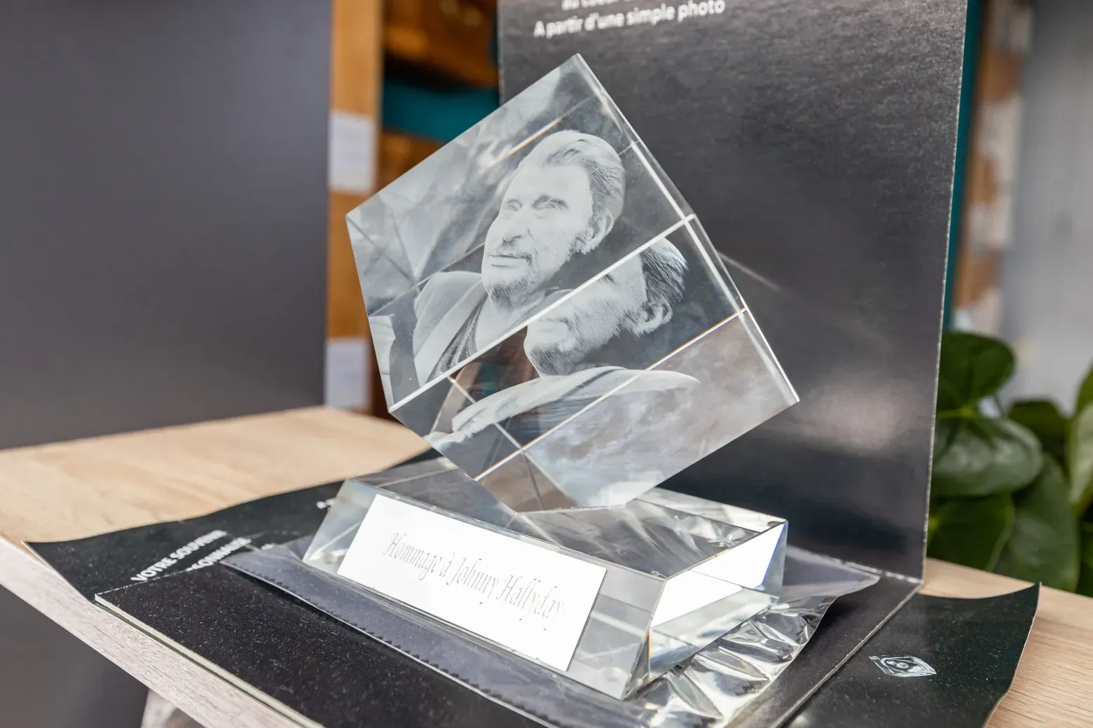 Plaque souvenir en verre gravée en 3D à partir d'une photo