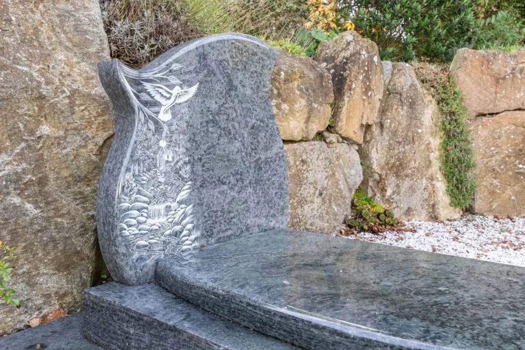 Stèle et monument funéraire en granit gravé