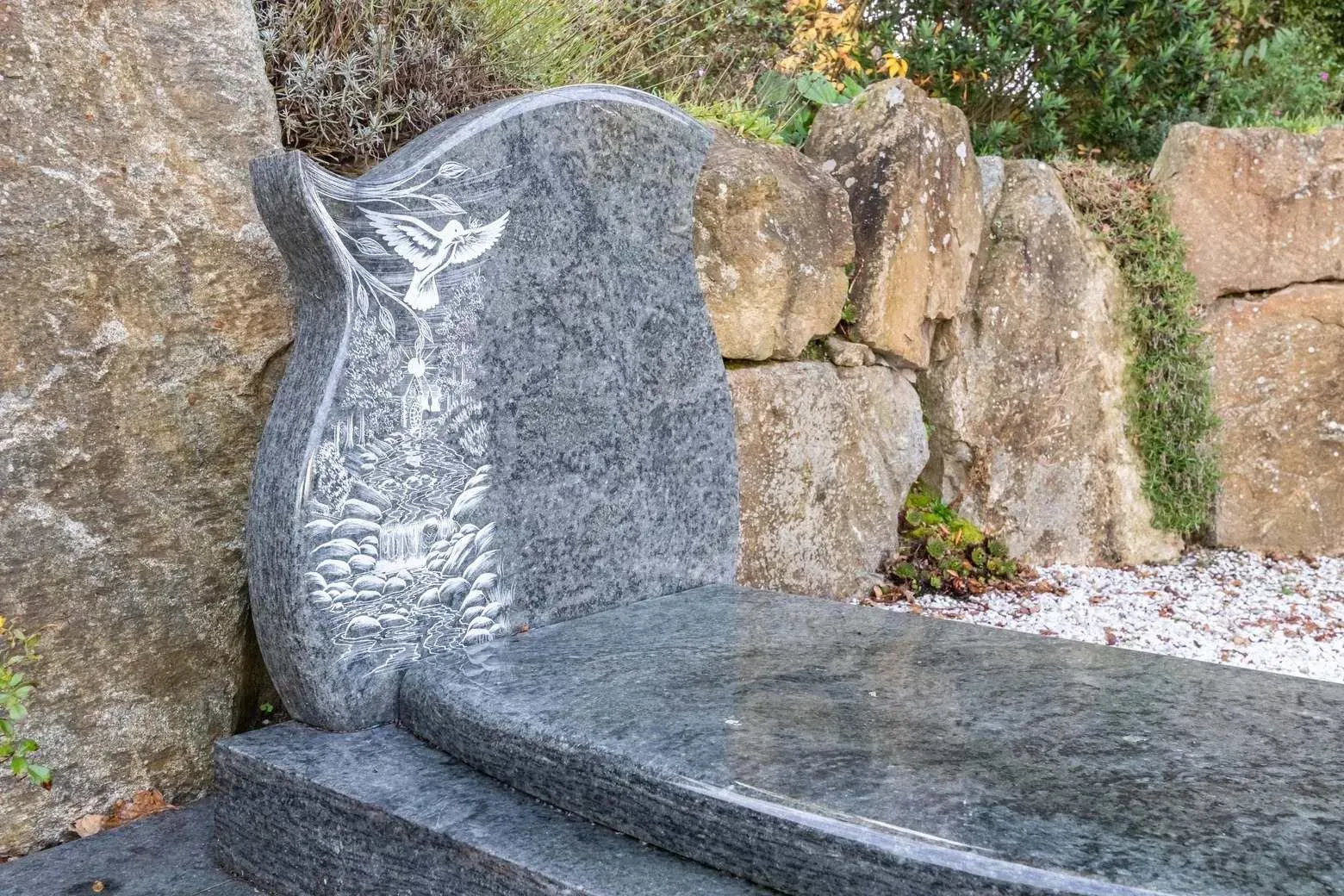 Stèle et monument funéraire en granit gravé