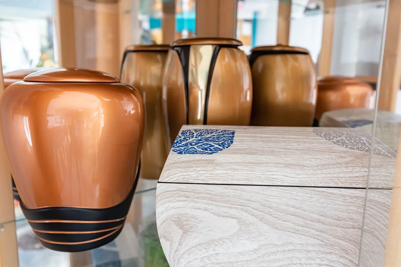 Sélection d'urnes funéraires et articles du souvenir exposés en vitrine