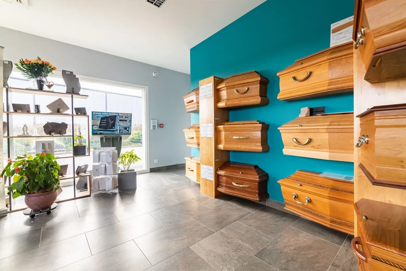 Magasin d'exposition présentant un choix de cercueils en bois et articles funéraires