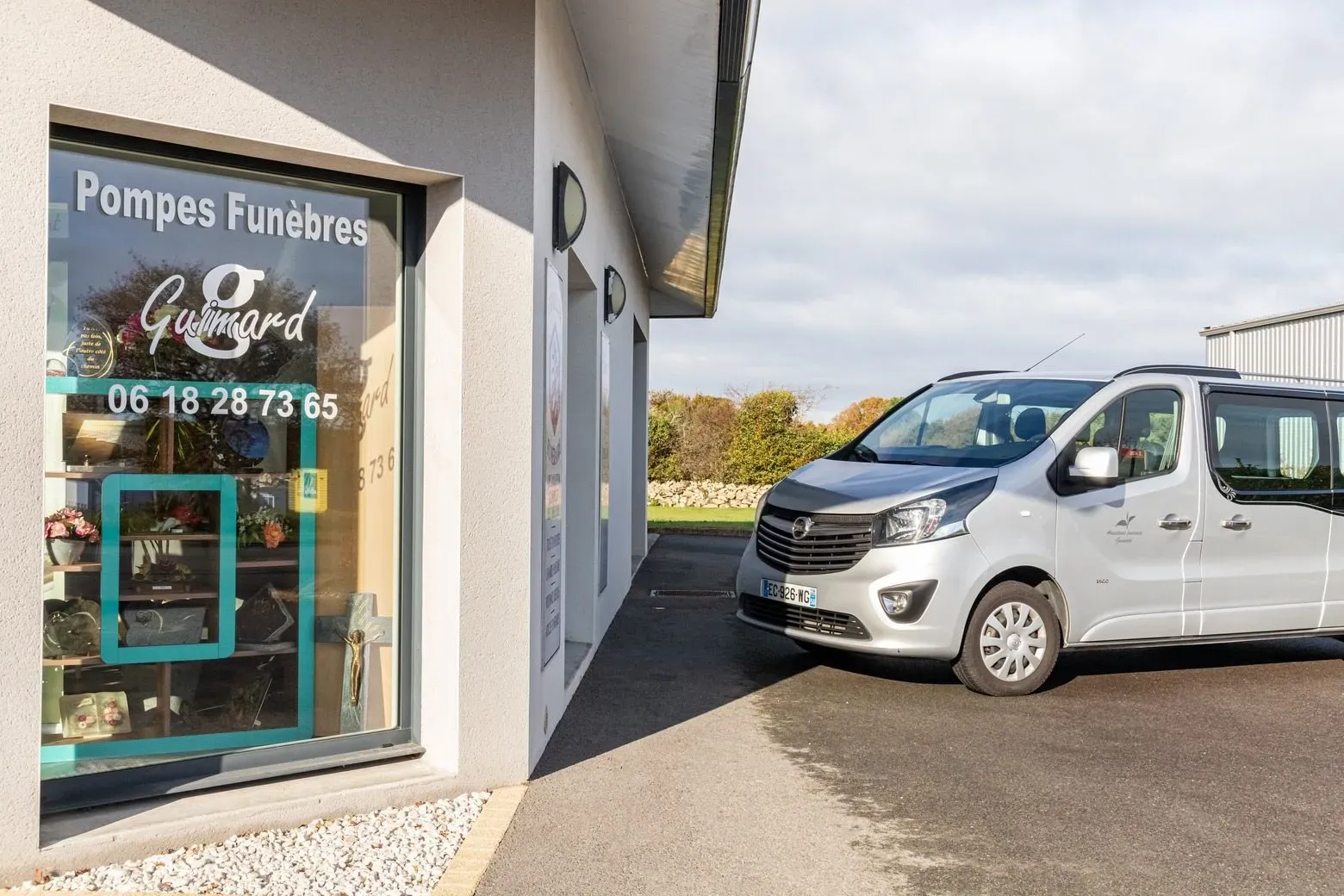 Devanture de l'agence des pompes funèbres Guimard avec véhicule de transport stationné